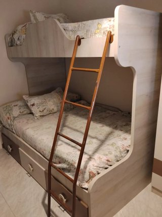 Litera de madera beige y marrón