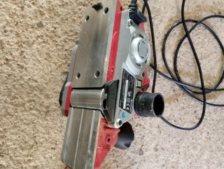 Cepilladora de mano eléctrica roja