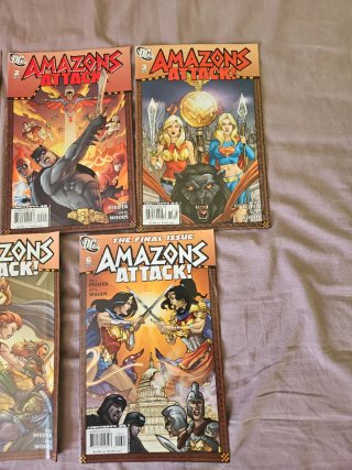 5 comics de Amazons Attack, en inglés del 2007
