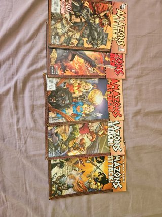 5 comics de Amazons Attack, en inglés del 2007