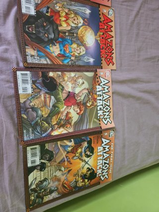 5 comics de Amazons Attack, en inglés del 2007