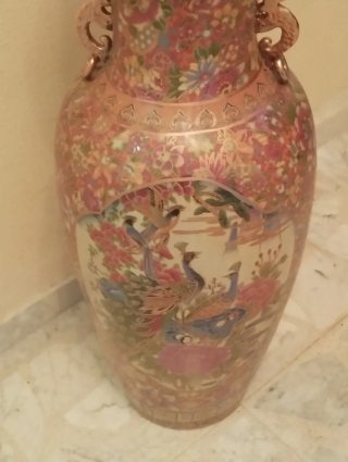 Jarrón de porcelana multicolor con asas