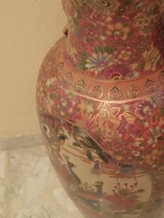 Jarrón de porcelana multicolor con asas
