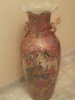 Jarrón de porcelana multicolor con asas