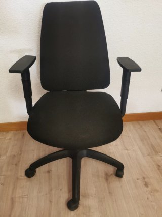 Silla de oficina ergonómica negra