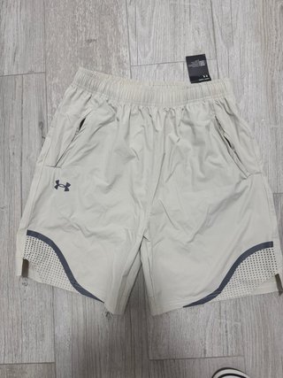 Pantalón corto Under Armour beige talla xl