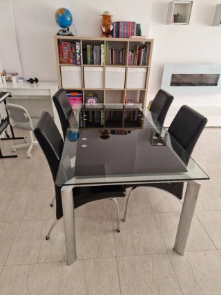 Mesa comedor cristal y 4 sillas polipiel negras