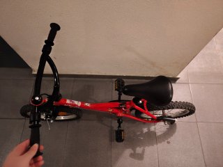 Bicicleta infantil roja