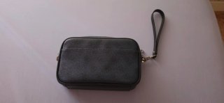 Bolso de mano Guess.