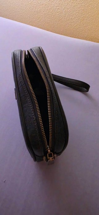 Bolso de mano Guess.