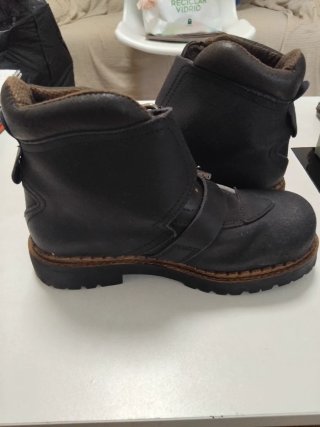 Botas negras con cremallera y hebillas