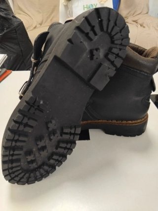 Botas negras con cremallera y hebillas