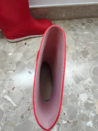 Botas de agua rojas para niños