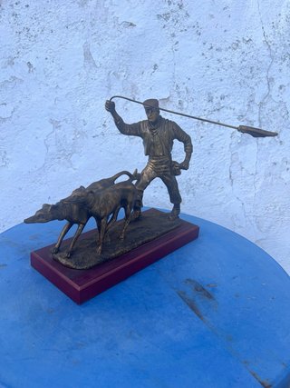 Figura de bronce pastor con perros
