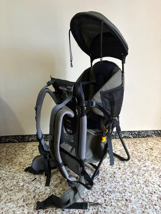 Mochila portabebés con capota