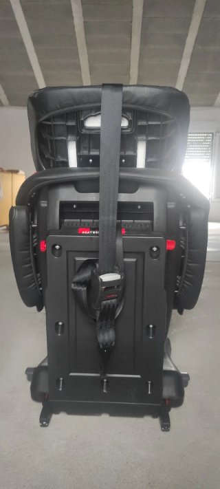 Silla de coche negra para niño