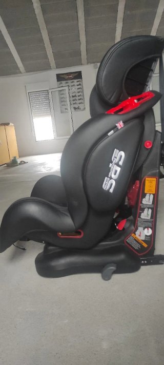 Silla de coche negra para niño