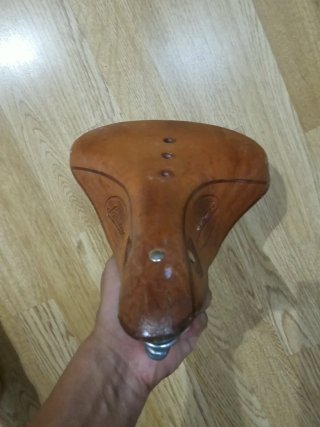 Sillín de piel clásico con muelles