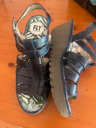 Sandalias Fly London azul marino.