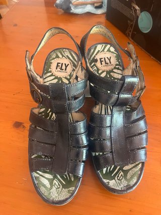 Sandalias Fly London azul marino.