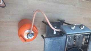 Barbacoa de gas negra y naranja