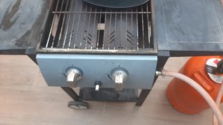 Barbacoa de gas negra y naranja