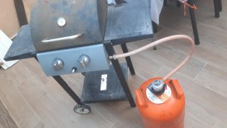 Barbacoa de gas negra y naranja