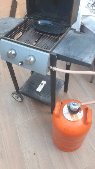 Barbacoa de gas negra y naranja