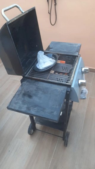 Barbacoa de gas negra y naranja