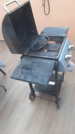 Barbacoa de gas negra y naranja