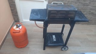 Barbacoa de gas negra y naranja