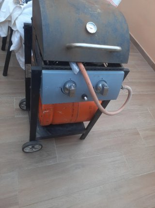 Barbacoa de gas negra y naranja