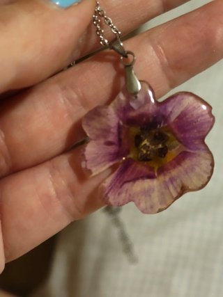 Collar con flor prensada morada