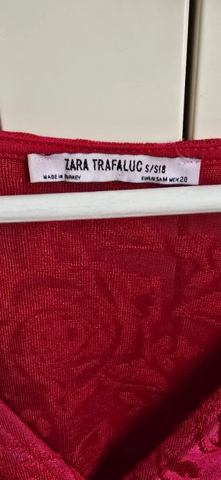 Vestido midi "Zara" floral jacquard rojo. Talla M