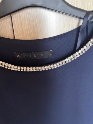 Elegante vestido azul con pedrería