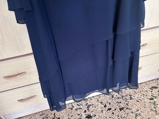Elegante vestido azul con pedrería