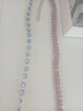 Cinturones de pedrería azul y rosa