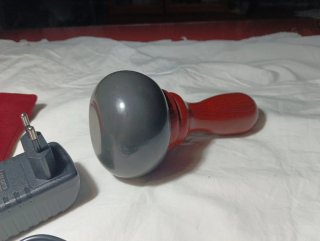 Masajeador con cargador y bolsa