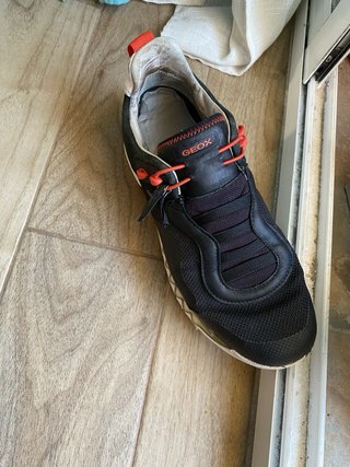 Zapatos Geox Negros y Rojos