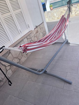 Hamaca de tela con soporte metálico