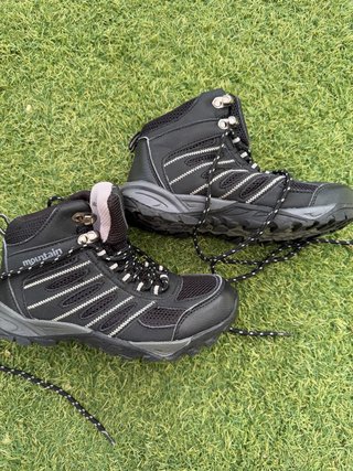Botas de montaña negras y grises talla 33