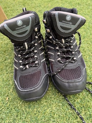 Botas de montaña negras y grises talla 33