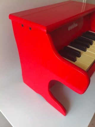 Piano de juguete rojo