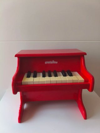 Piano de juguete rojo