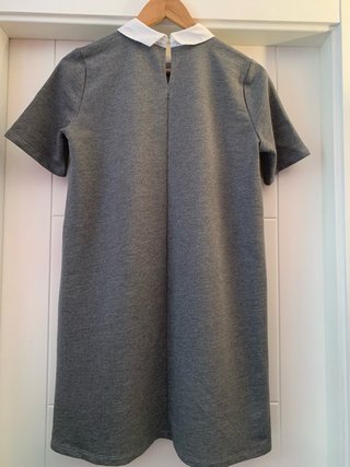 Vestido Pull&Bear gris con cuello blanco