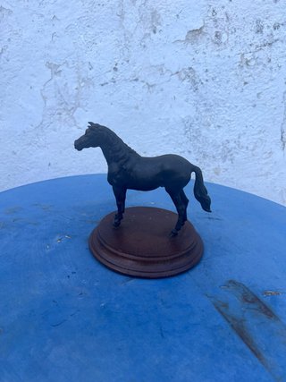 Figura de caballo negro