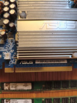 Gráfica ASUS Pasiva + 2x Kingston RAM