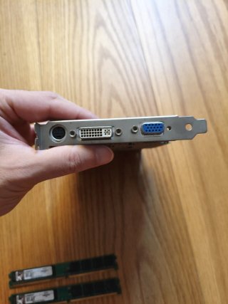 Gráfica ASUS Pasiva + 2x Kingston RAM