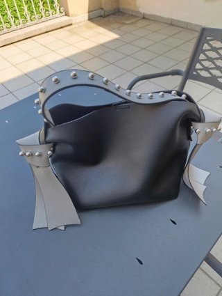Borsa a mano con perle bianche e fiocchi laterali