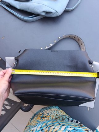 Borsa a mano con perle bianche e fiocchi laterali